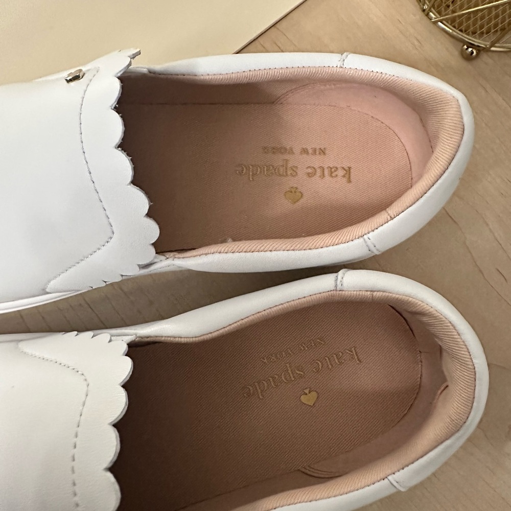 Adorable Kate Spade scalloped edge slip ons - Picture 2 of 9